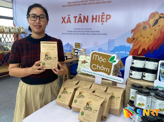 Chị Lê Thị Bích Công với sản phẩm trà lá rừng Cù Lao Chàm của Hợp tác xã Mộc Chàm. Ảnh: VĨNH LỘC
