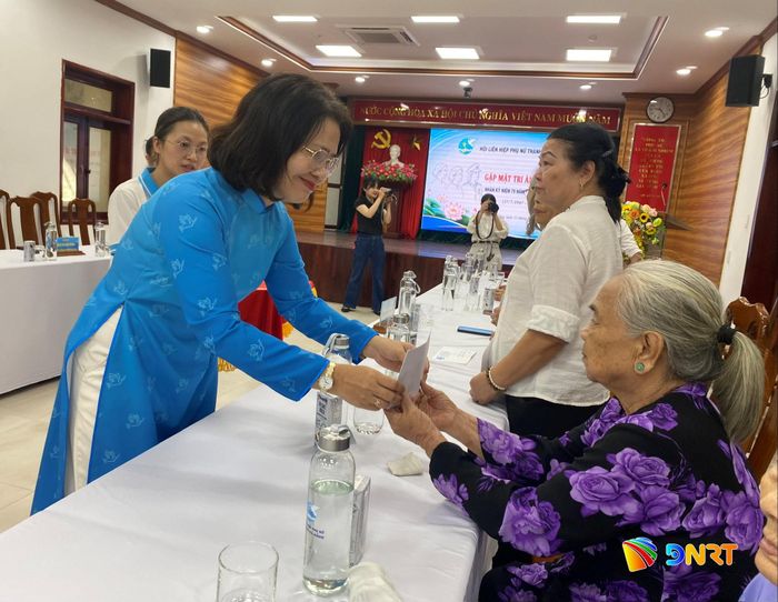 Lãnh đạo Hội Liên hiệp Phụ nữ thành phố tặng quà cho mẹ, vợ liệt sĩ và các nữ Anh hùng Lực lượng vũ trang nhân dân. Ảnh: KHÁNH LINH