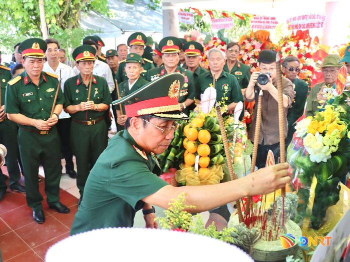 Trung tướng Nguyễn Thanh Tuấn, nguyên Cục trưởng Cục Tuyên huấn, Tổng cục Chính trị Quân đội Nhân dân Việt Nam viếng hương các đồng đội tại lễ tưởng niệm. Ảnh: QUỐC TUẤN