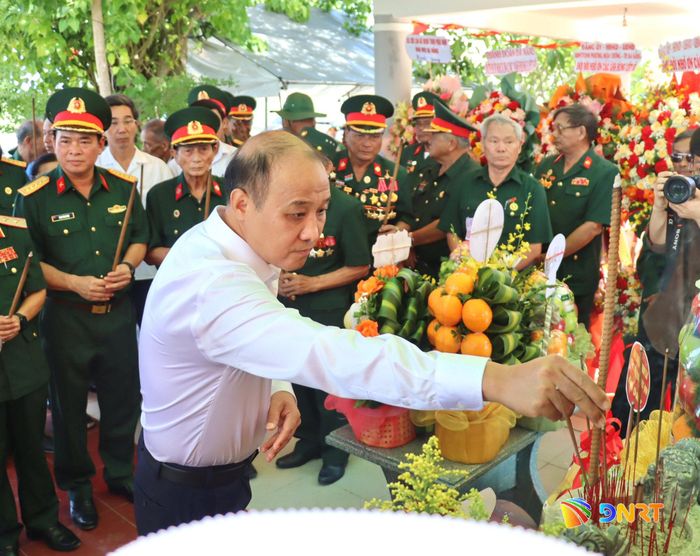 Phó Chủ tịch UBND thành phố Lê Quang Nam viếng hương tại lễ tưởng niệm. Ảnh: QUỐC TUẤN