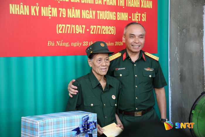 Đại tá Nguyễn Thanh Xuân, Phó Chủ nhiệm Chính trị Bộ Tư lệnh Quân khu 5 trao quà động viên của đơn vị cho gia đình bà Phan Thị Thanh Xuân trong ngày bàn giao nhà mới. Ảnh: ALĂNG NGƯỚC