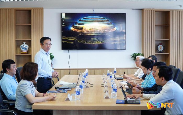 Đại diện lãnh đạo Ban Quản lý Khu công nghệ cao và các khu công nghiệp Đà Nẵng báo cáo tại buổi làm việc. Ảnh: VINH ANH