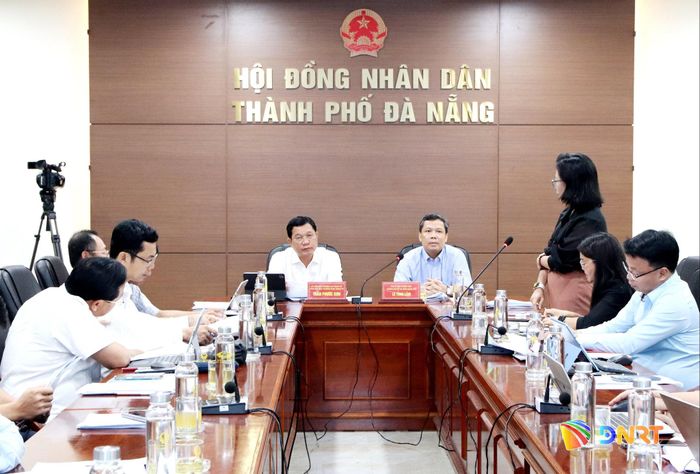 Phó Chủ tịch Thường trực HĐND thành phố Trần Phước Sơn và Trưởng ban Đô thị HĐND thành phố Lê Tùng Lâm chủ trì phiên thẩm tra. Ảnh: TRỌNG HUY