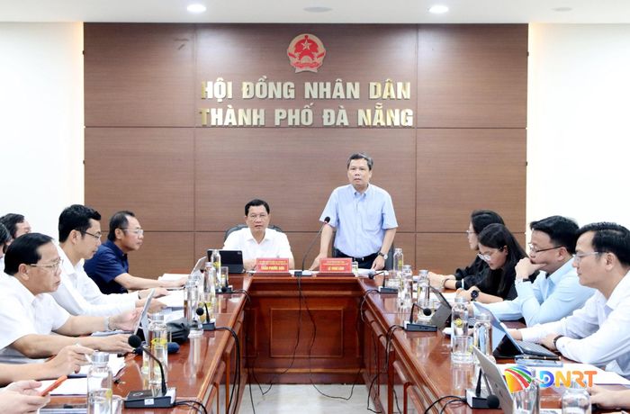 Trưởng ban Đô thị HĐND thành phố Lê Tùng Lâm phát biểu tại phiên họp. Ảnh: TRỌNG HUY