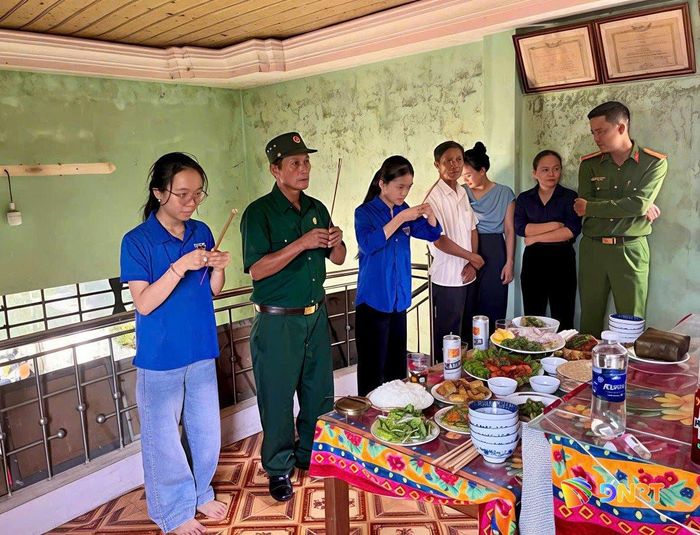 Chi đoàn khu dân cư triển khai “Mâm cơm tri ân” tưởng nhớ các anh hùng liệt sĩ nhân ngày Thương binh - Liệt sĩ (27/7). Ảnh: THU HƯƠNG