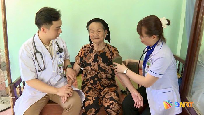 Chi đoàn Trung tâm Y tế khu vực Ngũ Hành Sơn thăm khám sức khỏe cho Bà mẹ Việt Nam anh hùng. Ảnh: THU HƯƠNG