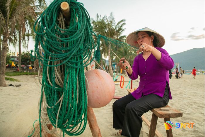 Nghề đan lưới của ngư dân miền biển. Ảnh: NGỌC HÀ