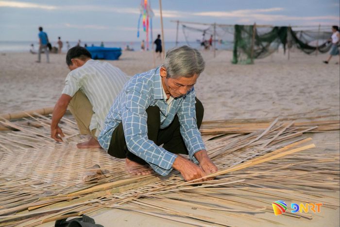Nghề đan thúng của ngư dân miền biển. Ảnh: NGỌC HÀ