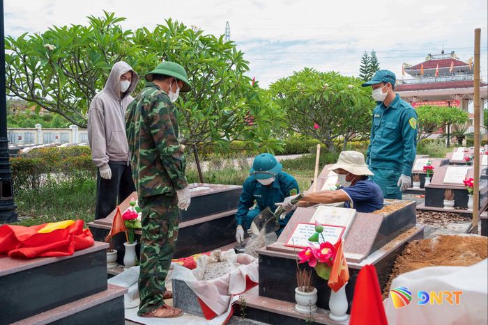 Đội lấy mẫu ADN liệt sĩ xã Núi Thành miệt mài làm việc với sự tỉ mỉ và cẩn thận. Ảnh: HOÀNG ĐẠO