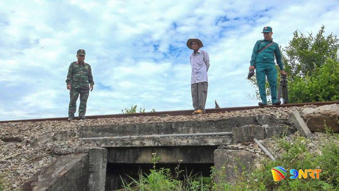 Ban Chỉ huy Quân sự xã Thăng Điền cùng ông Ngô Tới đến hiện trường có ngôi mộ nghi là mộ của liệt sĩ. Ảnh: GIANG BIÊN