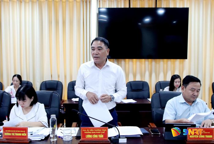 Trưởng ban Pháp chế HĐND thành phố Lương Công Tuấn phát biểu tại phiên họp. Ảnh: TRỌNG HUY