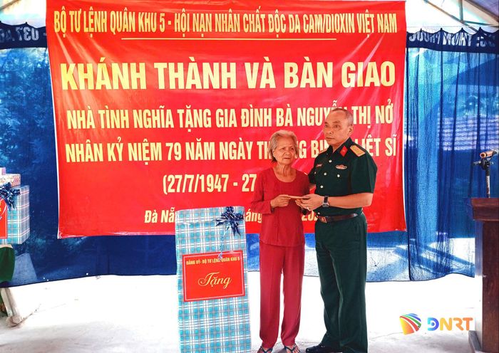 Đại diện lãnh đạo Đảng ủy - Bộ Tư lệnh Quân khu 5 tặng quà cho bà Nguyễn Thị Nở. Ảnh: DUY THÁI
