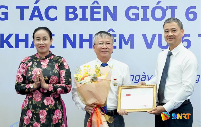 Phó Chủ nhiệm Ủy ban Biên giới quốc gia Nguyễn Hoàng Hải (bên phải) trao Kỷ niệm chương “Vì sự nghiệp biên giới, lãnh thổ quốc gia” cho Phó Bí thư Thành ủy, Chủ tịch HĐND thành phố Nguyễn Đức Dũng. Ảnh: T.CÔNG