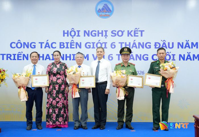 Đại diện Bộ Ngoại giao và lãnh đạo UBND thành phố trao Kỷ niệm chương “Vì sự nghiệp biên giới, lãnh thổ quốc gia” cho các cá nhân. Ảnh: T.CÔNG 