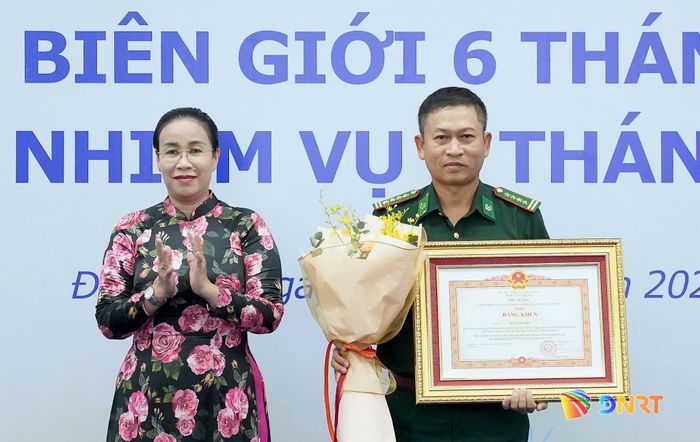 Phó Chủ tịch UBND thành phố Nguyễn Thị Anh Thi, Trưởng ban Chỉ đạo công tác biên giới thành phố trao Bằng khen của Thủ tướng Chính phủ cho Đại tá Trần Tiến Hiền, Phó Chỉ huy trưởng Bộ Chỉ huy Quân sự thành phố kiêm Chỉ huy trưởng Ban Chỉ huy Bộ đội Biên phòng thành phố. Ảnh: T.CÔNG