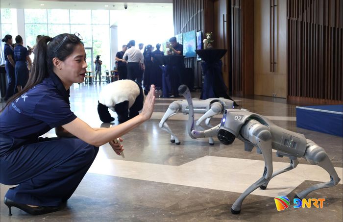 Triển lãm giới thiệu robot chó Unitree Robotics hỗ trợ tuần tra, giám sát và cứu hộ. Ảnh: NGỌC HÀ