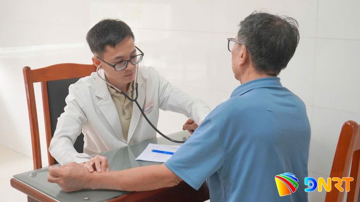 Bác sĩ Bệnh viện Đà Nẵng khám sàng lọc miễn phí cho người dân. Ảnh: Báo Đà Nẵng điện tử