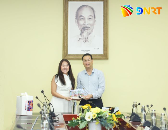 Chủ tịch UBND thành phố Nguyễn Mạnh Hùng (bên phải) tặng quà lưu niệm cho đại diện Tập đoàn Sembcorp Industries. Ảnh: NGỌC PHÚ