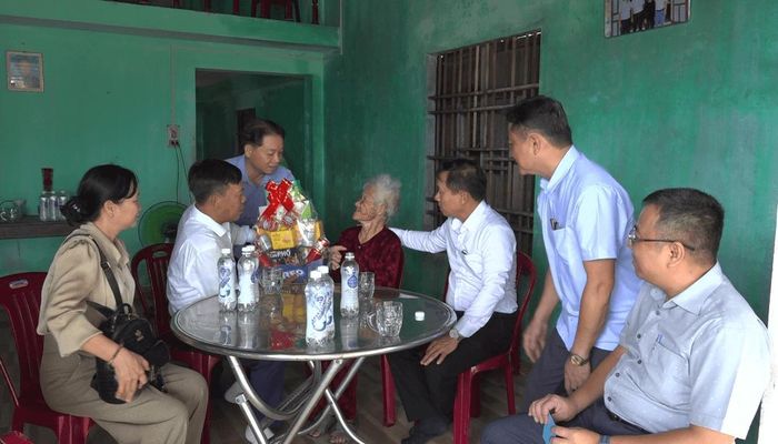 Trưởng ban Tổ chức thành ủy Đà Nẵng (thứ 3 từ phải qua) thăm tặng quà Mẹ VNAH Nguyễn Thị Kha (thôn Bàu Bính). Ảnh: HỒNG NĂM