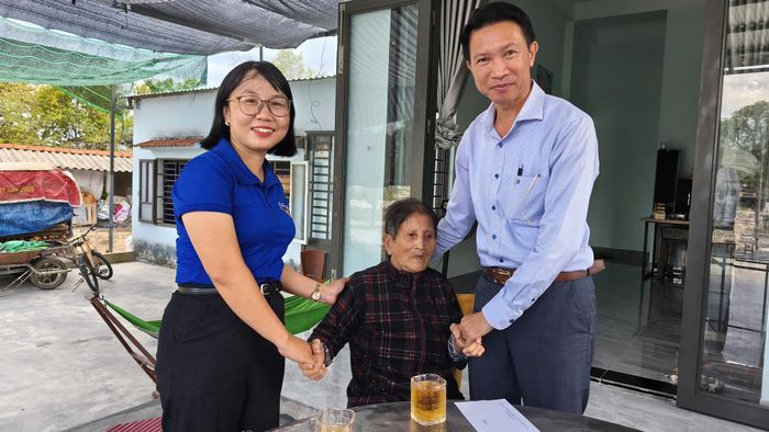Thăng An tổ chức các đoàn công tác đến thăm các gia đình chính sách và người có công tiêu biểu nhân dịp 79 năm ngày Thương binh - Liệt sĩ . Ảnh: HỒNG NĂM