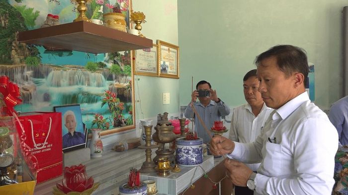 Trưởng ban Tổ chức thành ủy thành kính thắp nén tâm nhang lên hương linh các anh hùng liệt sĩ xã Thăng An đang được các gia đình thờ cúng trang nghiêm. Ảnh: HỒNG NĂM