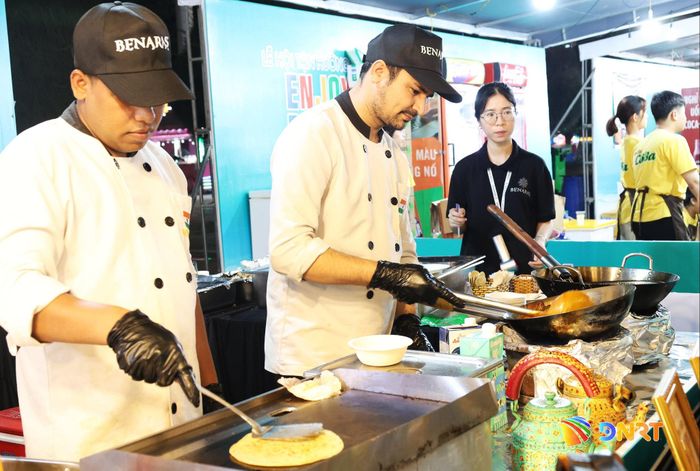 Các gian hàng ẩm thực với nhiều món ăn địa phương đặc trưng và phong cách Á - Âu phục vụ du khách tại lễ hội. Ảnh: NGỌC HÀ