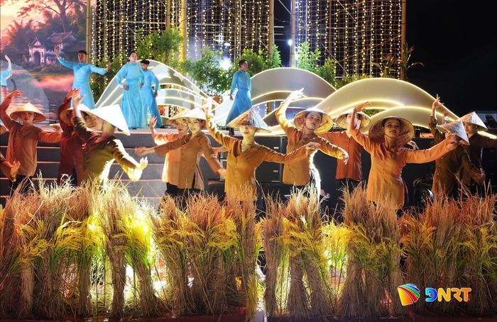 Chương trình nghệ thuật đêm khai mạc tạo ấn tượng cho người dân và du khách. Ảnh: NGỌC HÀ