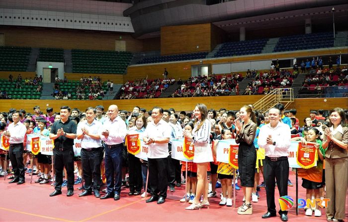 Các đại biểu tặng cờ lưu niệm cho đại diện các đoàn vận động viên. Ảnh: TÂM ĐAN