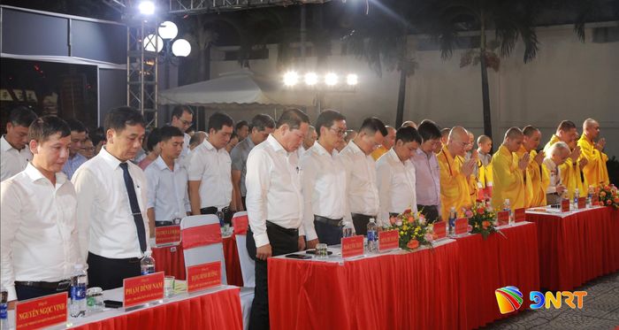 Đoàn đại biểu dự lễ dành phút mặc niệm tưởng nhớ, tri ân các bậc tiền nhân có công với nước và các anh hùng liệt sĩ. Ảnh: ĐẮC MẠNH