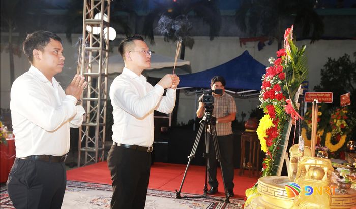 Đại diện đoàn đại biểu thành phố dâng hoa, dâng hương tri ân các anh hùng liệt sĩ. Ảnh: ĐẮC MẠNH