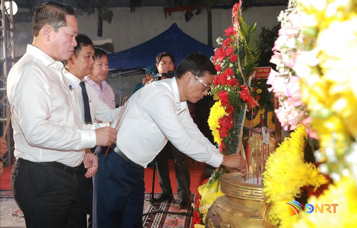 Đoàn lãnh đạo phường An Hải dâng hoa, dâng hương tri ân các anh hùng liệt sĩ. Ảnh: ĐẮC MẠNH