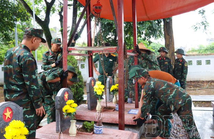 Cán bộ, chiến sĩ Bộ Chỉ huy Quân sự tỉnh tiến hành khai quật các phần mộ liệt sĩ chưa xác định được thông tin.