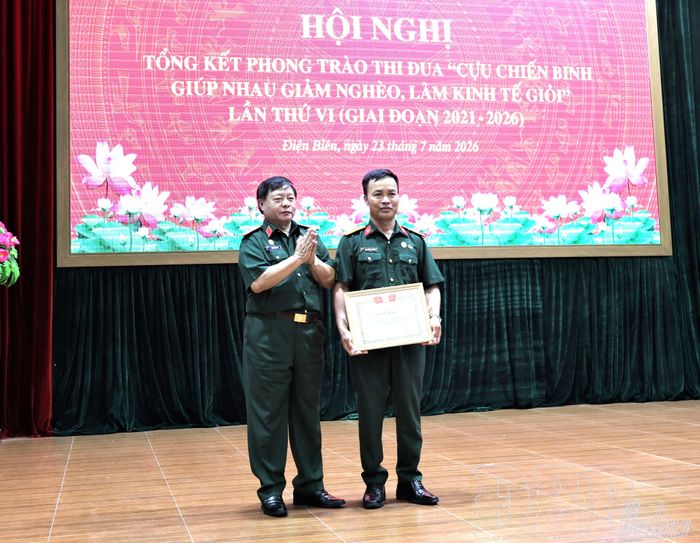 Đồng chí Lưu Trọng Lư, Phó Chủ tịch Ủy ban MTTQ Việt Nam tỉnh, Chủ tịch Hội CCB tỉnh trao Bằng khen của Trung ương Hội CCB Việt Nam cho cá nhân.
