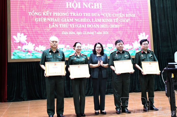 Đồng chí Lò Thị Minh Phượng, Ủy viên BTV Tỉnh ủy, Phó Chủ tịch Thường trực Ủy ban MTTQ Việt Nam tỉnh trao Bằng khen của Chủ tịch UBND tỉnh cho các tập thể và cá nhân.