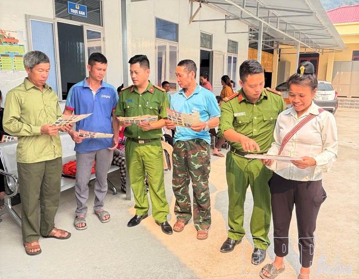 Công an xã Mường Pồn tuyên truyền, phổ biến, giáo dục pháp luật cho nhân dân trên địa bàn.