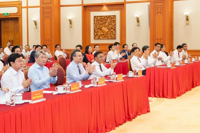 Đồng chí Thường trực Ban Bí thư Trần Cẩm Tú và các đại biểu dự Hội nghị.