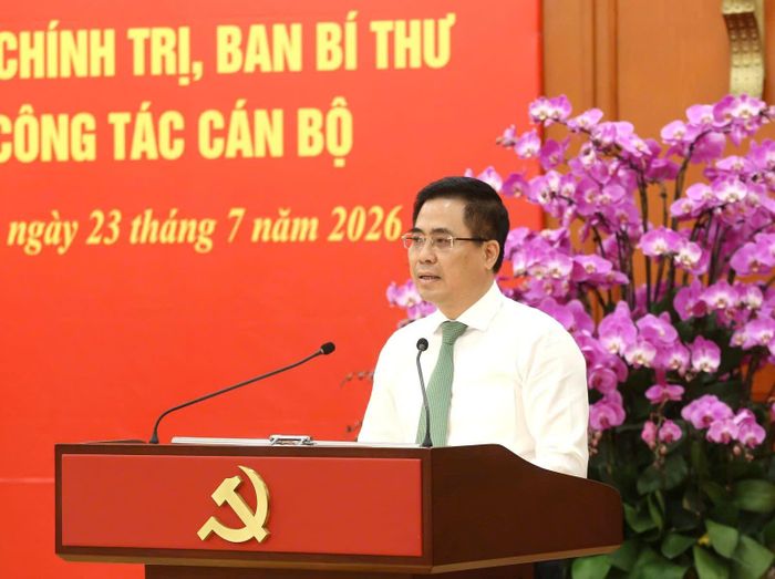 Đồng chí Nguyễn Hoàng Giang, Ủy viên Trung ương Đảng, Phó Trưởng Ban Chính sách, chiến lược Trung ương phát biểu nhận nhiệm vụ. 