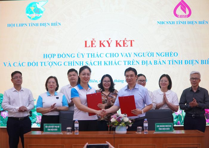 Đại diện lãnh đạo Hội LHPN tỉnh và Ngân hàng CSXH tỉnh ký kết hợp đồng ủy thác cho vay người nghèo và các đối tượng chính sách khác.