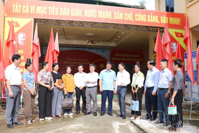 Phó Bí thư Tỉnh ủy, Chủ tịch UBND tỉnh Lê Văn Lương cùng các thành viên tổ đại biểu số 5 trao đổi, lắng nghe ý kiến, kiến nghị của cử tri xã Mường Lạn.