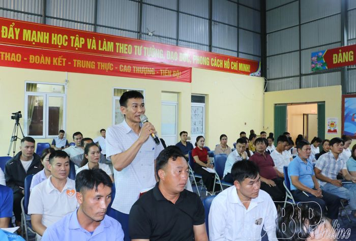 Cử tri xã Mường Lạn phát biểu ý kiến tại hội nghị tiếp xúc cử tri.