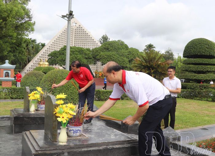 Đại biểu thắp hương tri ân tại các phần mộ liệt sĩ.