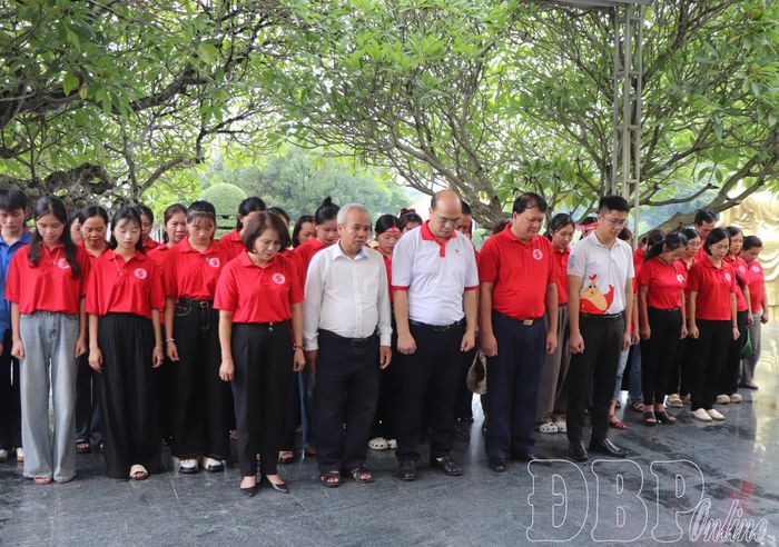 Đoàn đại biểu Chương trình Hành trình đỏ dâng hương tưởng niệm các anh hùng liệt sĩ tại Nghĩa trang Liệt sĩ quốc gia A1.