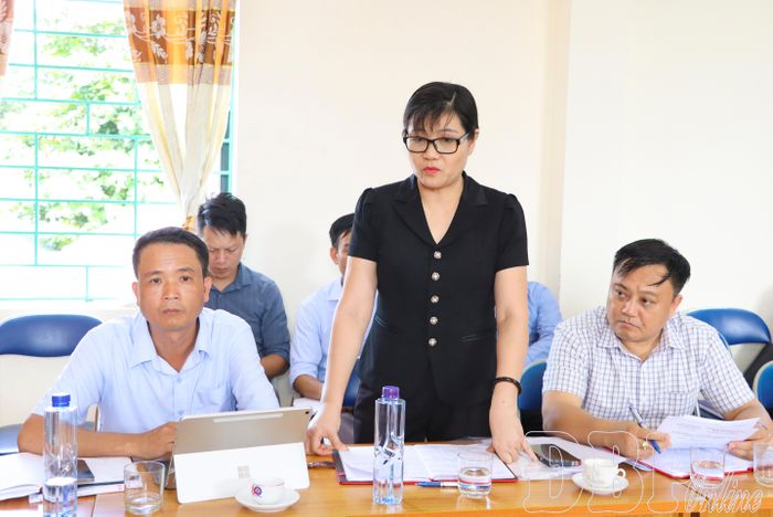 Lãnh đạo xã Mường Nhà báo cáo đoàn công tác về công tác tuyển sinh, bố trí bộ máy và chuẩn bị năm học mới 2026 - 2027.
