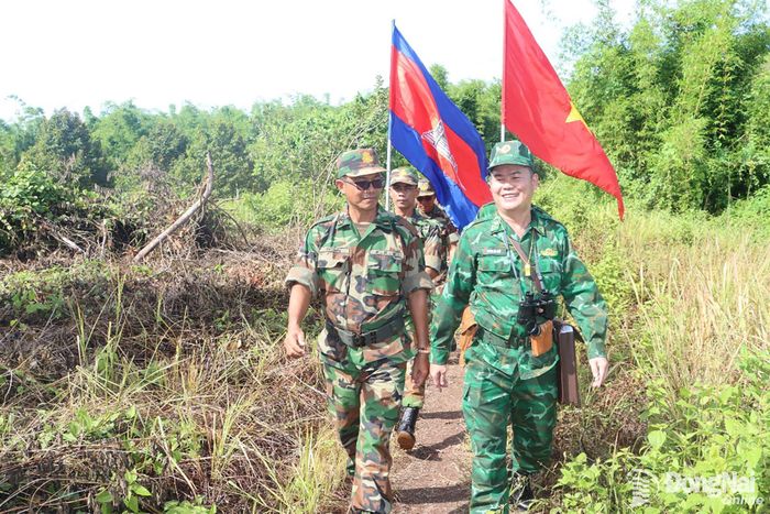 Bộ đội Biên phòng Đồng Nai và Campuchia tuần tra song phương.
