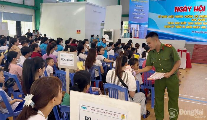 Cán bộ Đồn Công an Khu công nghiệp Biên Hòa tuyên truyền pháp luật về sở hữu trí tuệ cho công nhân, người lao động.