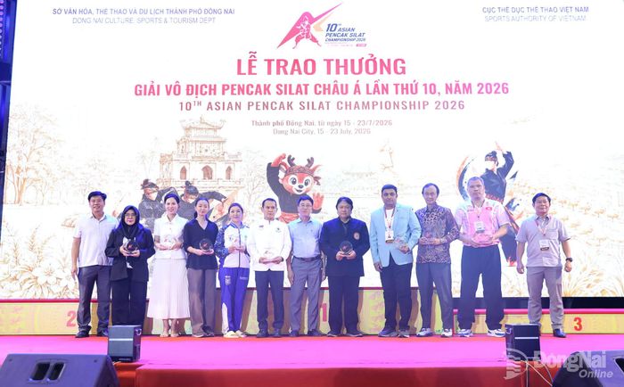 Đại diện Ban tổ chức trao kỷ niệm chương cho các đại biểu, trọng tài và các đơn vị tham gia giải. Ảnh: Thủy Tiên