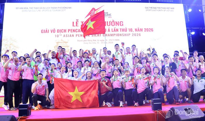 Đội tuyển Pencak Silat Việt Nam ăn mừng sau khi bảo vệ thành công ngôi nhất toàn đoàn tại Giải vô địch Pencak Silat châu Á lần thứ 10 năm 2026. Ảnh: Thủy Tiên