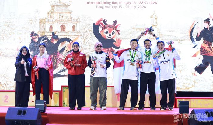 Các vận động viên và huấn luyện viên tiêu biểu được Ban tổ chức vinh danh tại lễ bế mạc giải đấu. Ảnh: Thủy Tiên