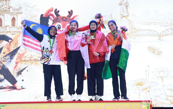 Ban tổ chức trao huy chương cho các vận động viên ở các nội dung thi đấu. Ảnh: Thủy Tiên