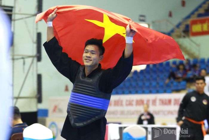 Niềm vui chiến thắng của vận động viên đội tuyển Pencak Silat Việt Nam. Ảnh: Thủy Tiên